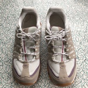 Size 10 Avia sneakers